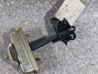 ограничитель открывания двери Chrysler Voyager 4 поколение (2001 - 2004)