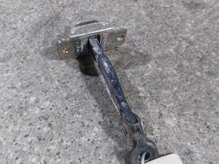 ограничитель открывания двери Mazda 6 GG (2002 - 2005)