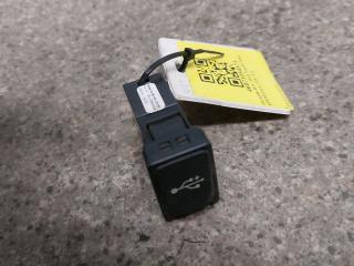 разъем AUX / USB Toyota Yaris XP130 [рестайлинг] (2014 - 2017), 86190-0D060