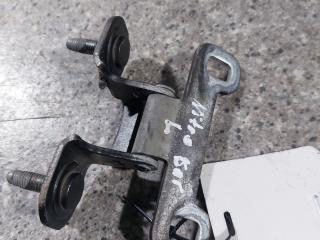 петля крышки багажника Dodge Nitro 1 поколение (2007 - 2010), 2.8 л., CRD, полный привод