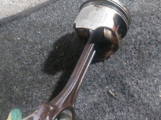 поршень Volkswagen Golf 4 поколение (1997 - 2006), 1.4 л., i, AKQ, бензин, 5МКПП