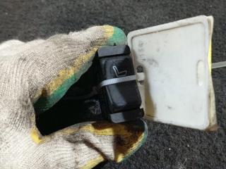 кнопка (выключатель) Mercedes-Benz S-Класс W126 / C126 [рестайлинг] (1985 - 1991), 5.6 л., i, бензин, АКПП, задний привод, 0008208710