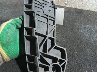 крепление фары правой Nissan Tiida C11 (2004 - 2008), 98347400