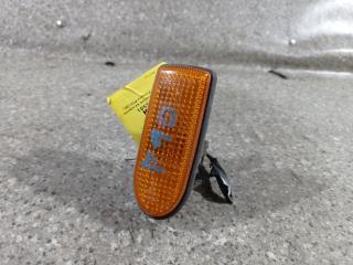 повторитель поворота на крыле правый Nissan Primera P10 (1990 - 1997)