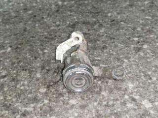 замок двери передней правой Toyota Carina T190 1995