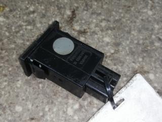 кнопка открытия лючка топливного бака Toyota Avensis 2 поколение (T250) (2003 - 2006)