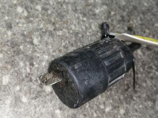 насос (моторчик) омывателя стекла Mitsubishi Space Star 1 поколение 1998