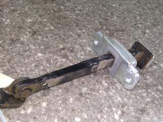 ограничитель открывания двери Kia Sportage 2 поколение 2007