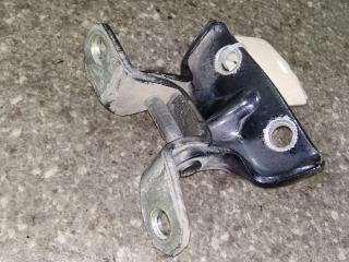 петля двери Kia Ceed 1 поколение 2010