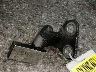 петля двери Volkswagen Passat B6 2008