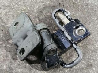 петля двери Volkswagen Passat B6 2008