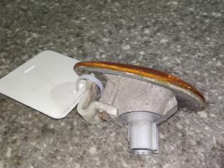 повторитель поворота на крыле правый Mitsubishi Space Wagon 2 поколение (Typ N30/N40) 1994