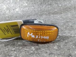 повторитель поворота на крыле правый Nissan Maxima A32 1998