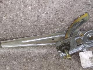 стеклоподъемник задний правый Toyota Yaris Verso 1 поколение 2002