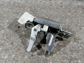 замок багажника Toyota Yaris P1 2001