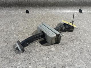 ограничитель открывания двери Toyota Verso 1 поколение 2011