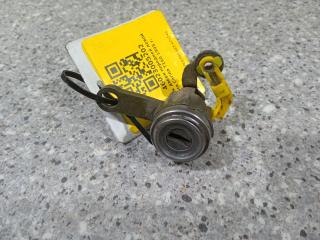 замок двери передней левой Toyota Carina T190 1995