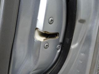 замок двери передней правой Mazda Demio DW [рестайлинг] 2002