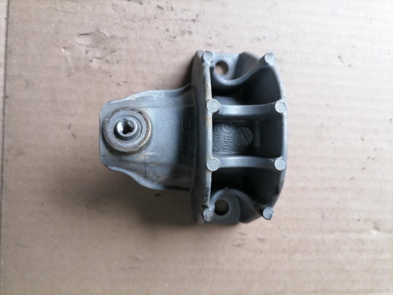 крепление стабилизатора / втулки стабилизатора BMW 6 серия G32 2018, 3.0 л., B58 B30 A, бензин, АКПП, mineral-weiss metallic а96, лифтбэк, полный привод, 33556885789, 6885789 - фото №1