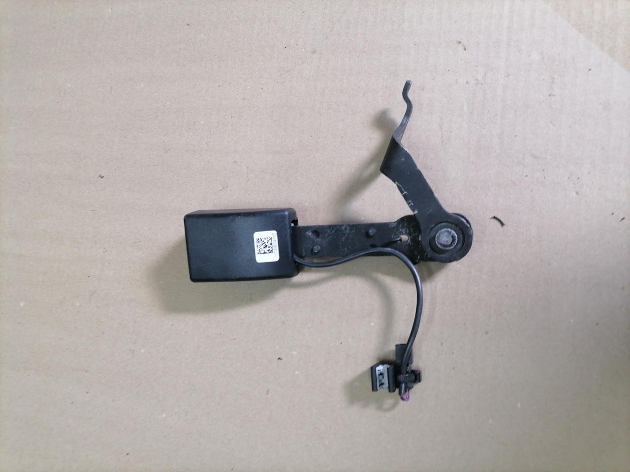 замок ремня безопасности BMW 6 серия G32 2018, 3.0 л., B58 B30 A, бензин, АКПП, mineral-weiss metallic а96, лифтбэк, полный привод, 7382247 - фото №1