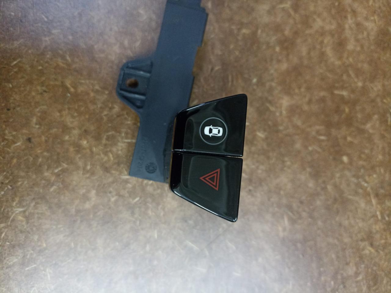 кнопка аварийной сигнализации BMW 5 серия G30/G31 G30 2020, 2.0 л., B46 B20 B, бензин, АКПП, седан, задний привод, 61316993047, 6993047 - фото №1