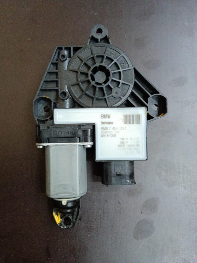 моторчик стеклоподъемника задний левый BMW X3 G01 2018, 2.0 л., B46 B20 B, бензин, АКПП, внедорожник 5 дв., 51357457251, 7457251 - фото №1