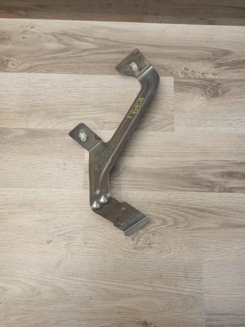 кронштейн (крепление) BMW X7 G07 2021, 3.0 л., B58B30C, бензин, АКПП, a96 mineral-weiss metallic, внедорожник 5 дв., 51487428100, 7428100 - фото №1