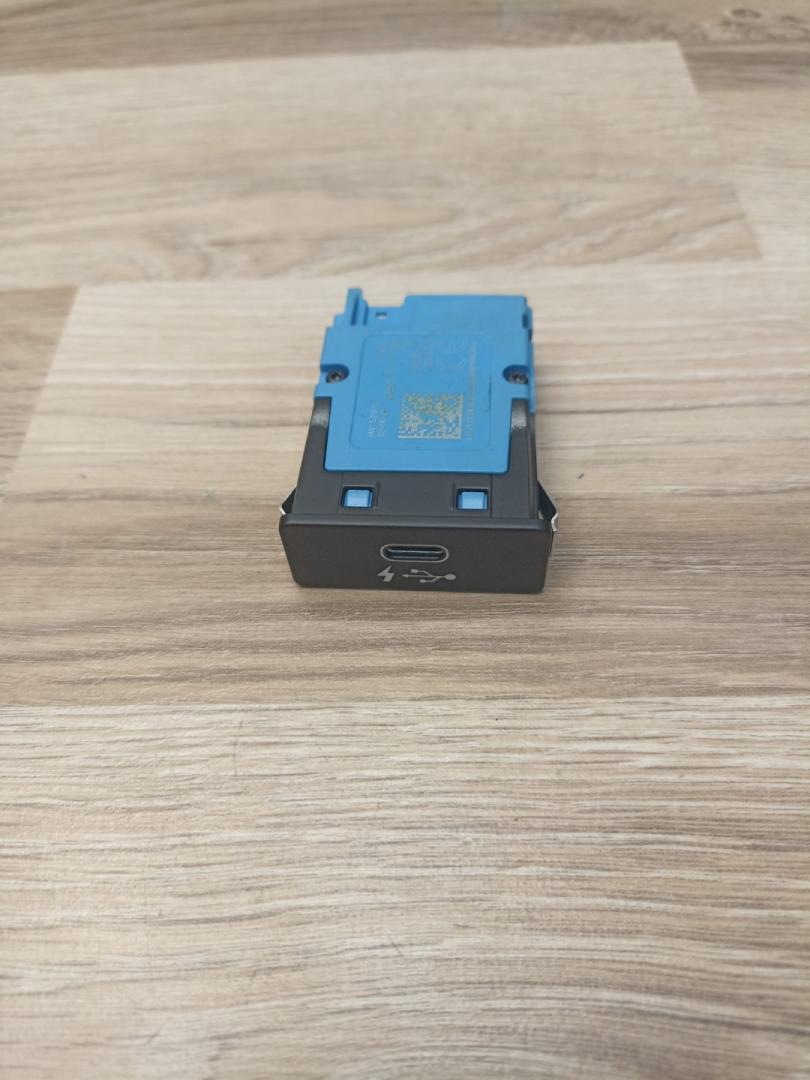 разъем AUX / USB BMW X7 G07 2021, 3.0 л., B58B30C, бензин, АКПП, a96 mineral-weiss metallic, внедорожник 5 дв., 8711939, 84108711939 - фото №1