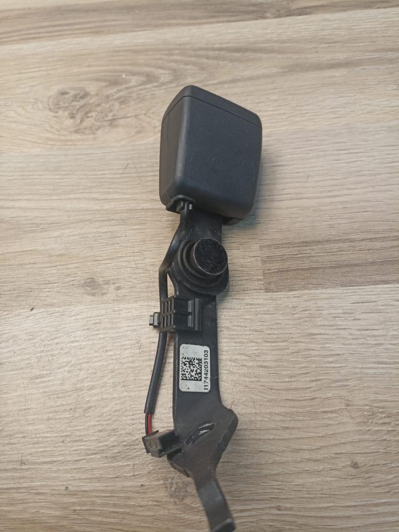 замок ремня безопасности BMW 3 серия G20 2019, 2.0 л., B46 B20 B, бензин, АКПП, mediterran-blau metallic, седан, полный привод, 72117442031, 7442031 - фото №1