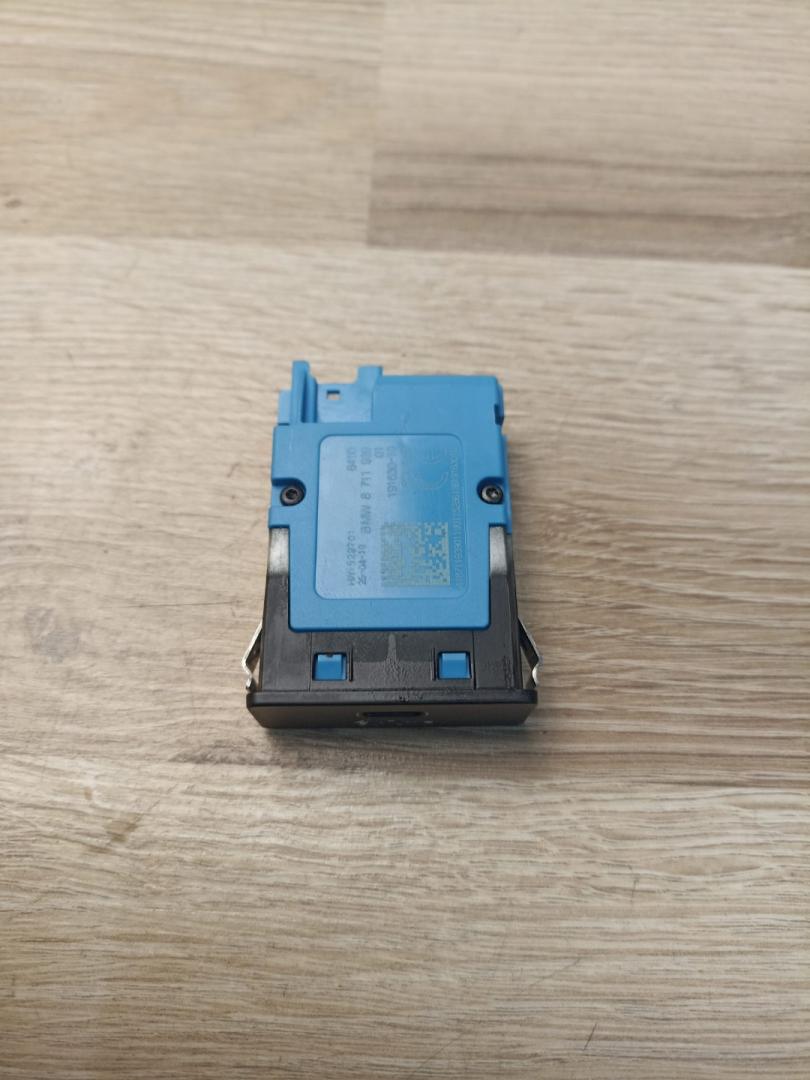 разъем AUX / USB BMW 3 серия G20 2019, 2.0 л., B46 B20 B, бензин, АКПП, mediterran-blau metallic, седан, полный привод, 8711939, 84108711939 - фото №1