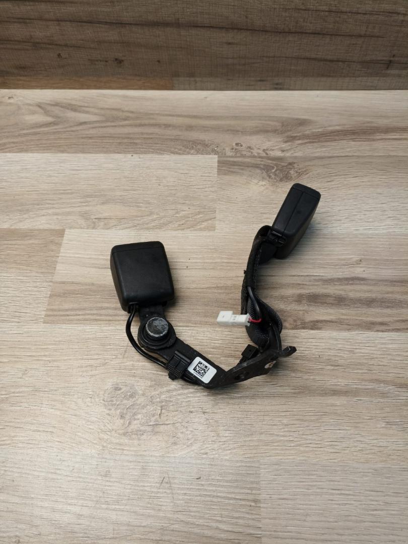 замок ремня безопасности BMW 3 серия G20 2022, 2.0 л., B46 B20 B, бензин, АКПП, mineral-weiss metallic, седан, задний привод, 7442030, 72117442030 - фото №1