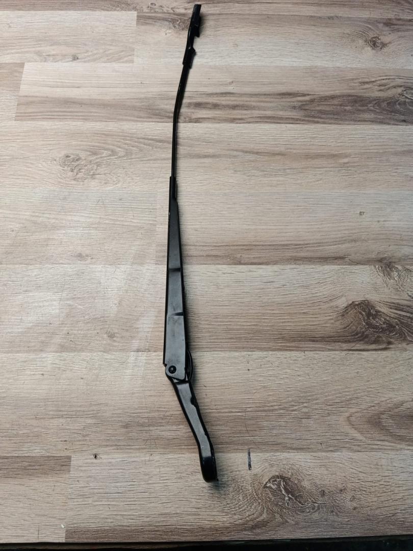 щеткодержатель (поводок стеклоочистителя, дворник) BMW 3 серия G20 2022, 2.0 л., B46 B20 B, бензин, АКПП, mineral-weiss metallic, седан, задний привод, 9448920, 61619448920 - фото №1