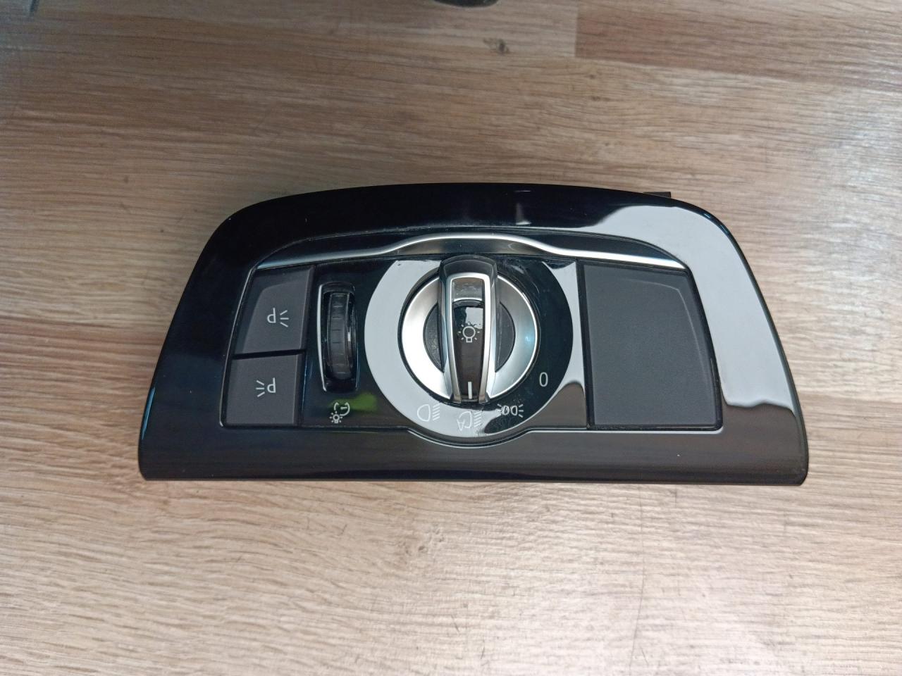 переключатель света BMW 5 серия G30/G31 2019, 4.4 л., N63 B44 C, бензин, АКПП, rhodonite silver metallic, седан, полный привод, 9493731, 61319493731 - фото №1