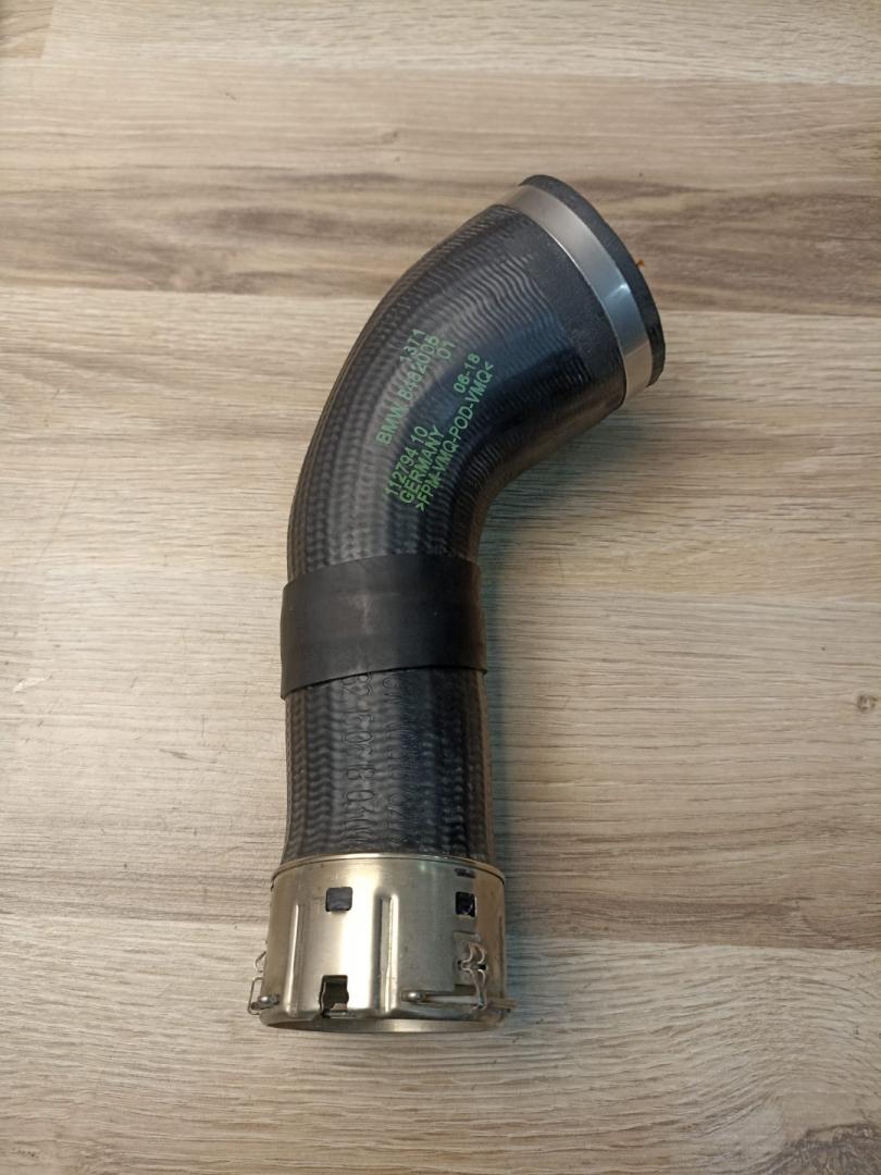 патрубок интеркулера BMW 5 серия G30/G31 2019, 4.4 л., N63 B44 C, бензин, АКПП, rhodonite silver metallic, седан, полный привод, 13718482005, 8482005 - фото №1