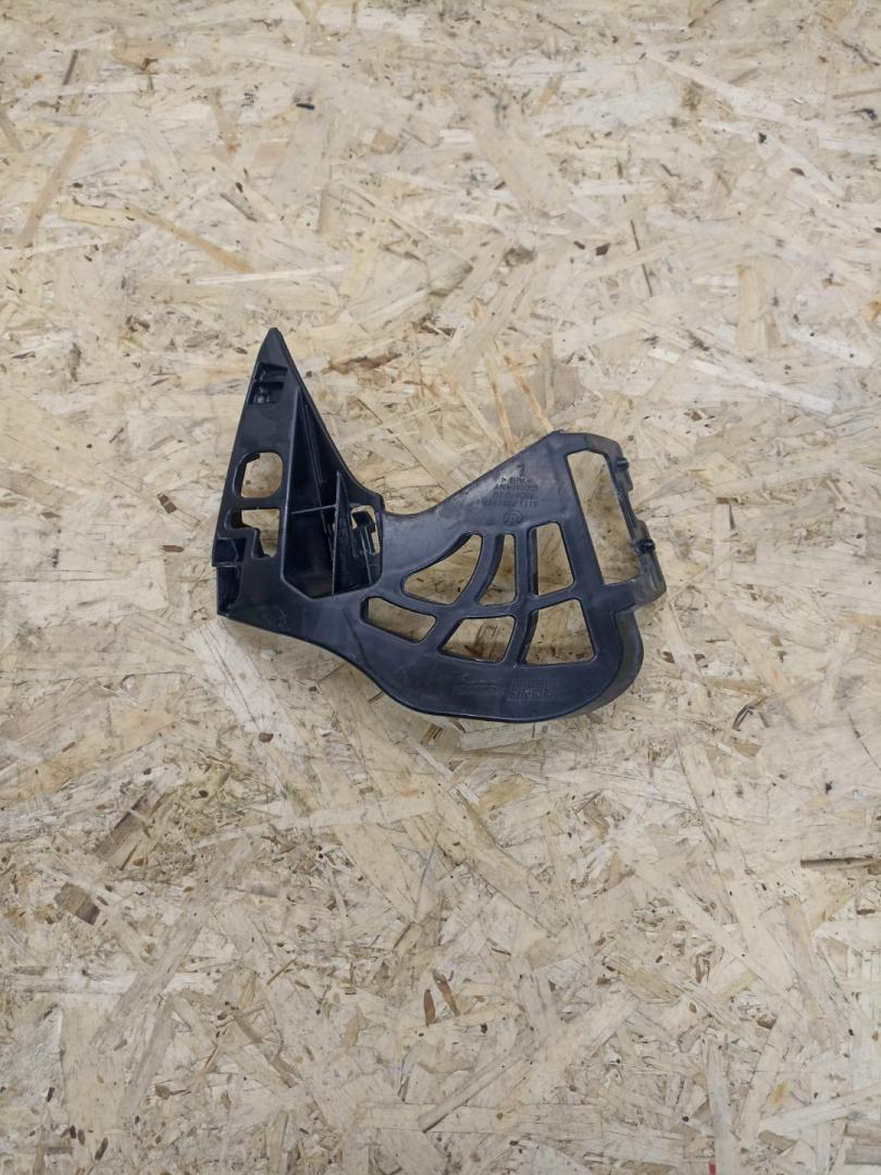 крепление ( кронштейн ) крыла BMW 5 серия G30/G31 2019, 4.4 л., N63 B44 C, бензин, АКПП, rhodonite silver metallic, седан, полный привод, 7385347, 51117385347 - фото №1