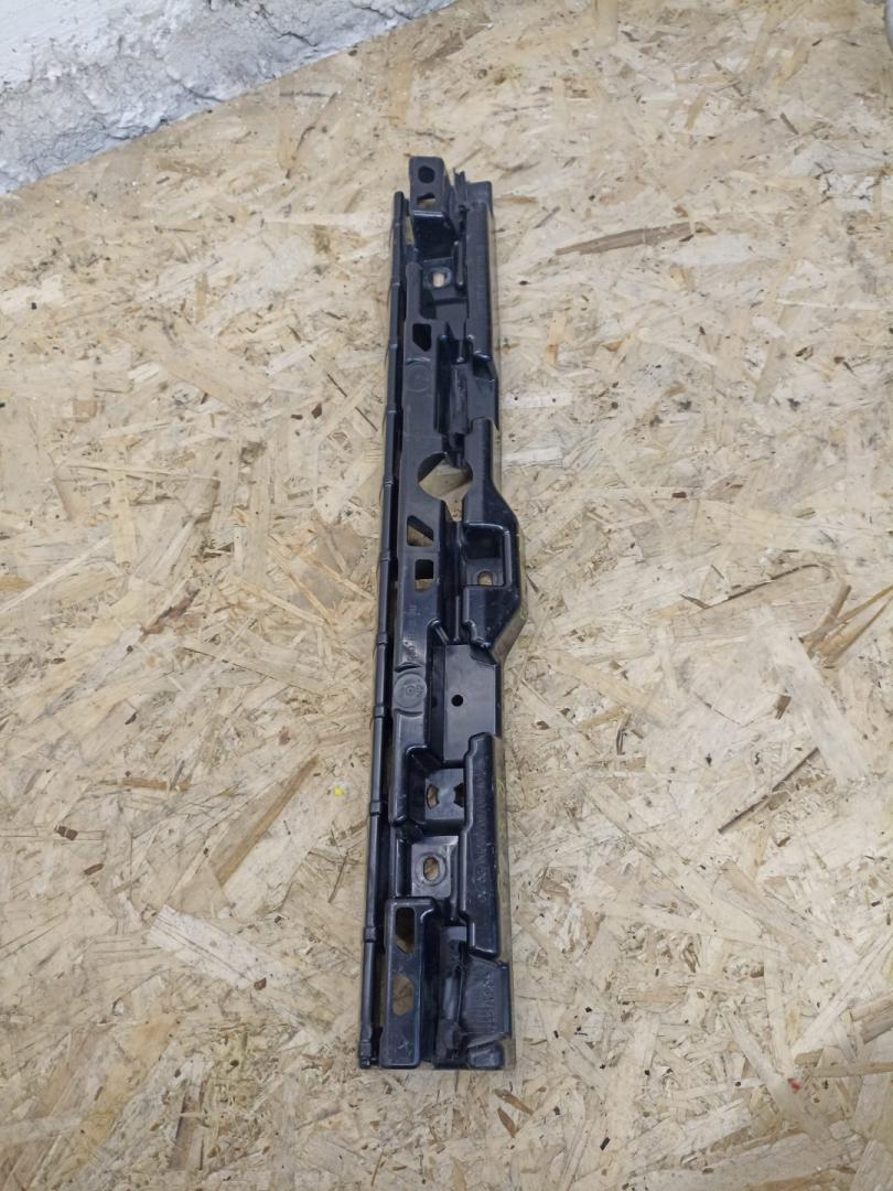 Кронштейн крепления порога BMW 5 серия G30/G31 2019, 4.4 л., N63 B44 C, бензин, АКПП, rhodonite silver metallic, седан, полный привод, 51777387344, 7387344 - фото №1