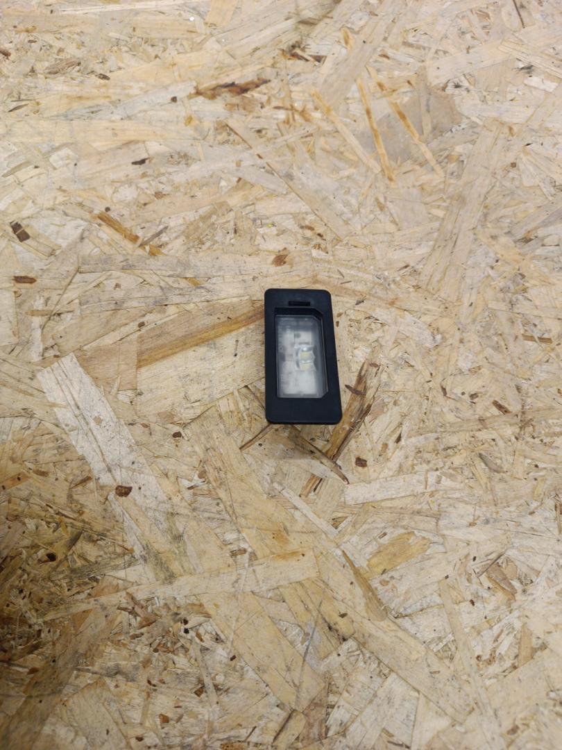 подсветка номера BMW 5 серия G30/G31 2019, 4.4 л., N63 B44 C, бензин, АКПП, rhodonite silver metallic, седан, полный привод, 63267410302, 7410302 - фото №1