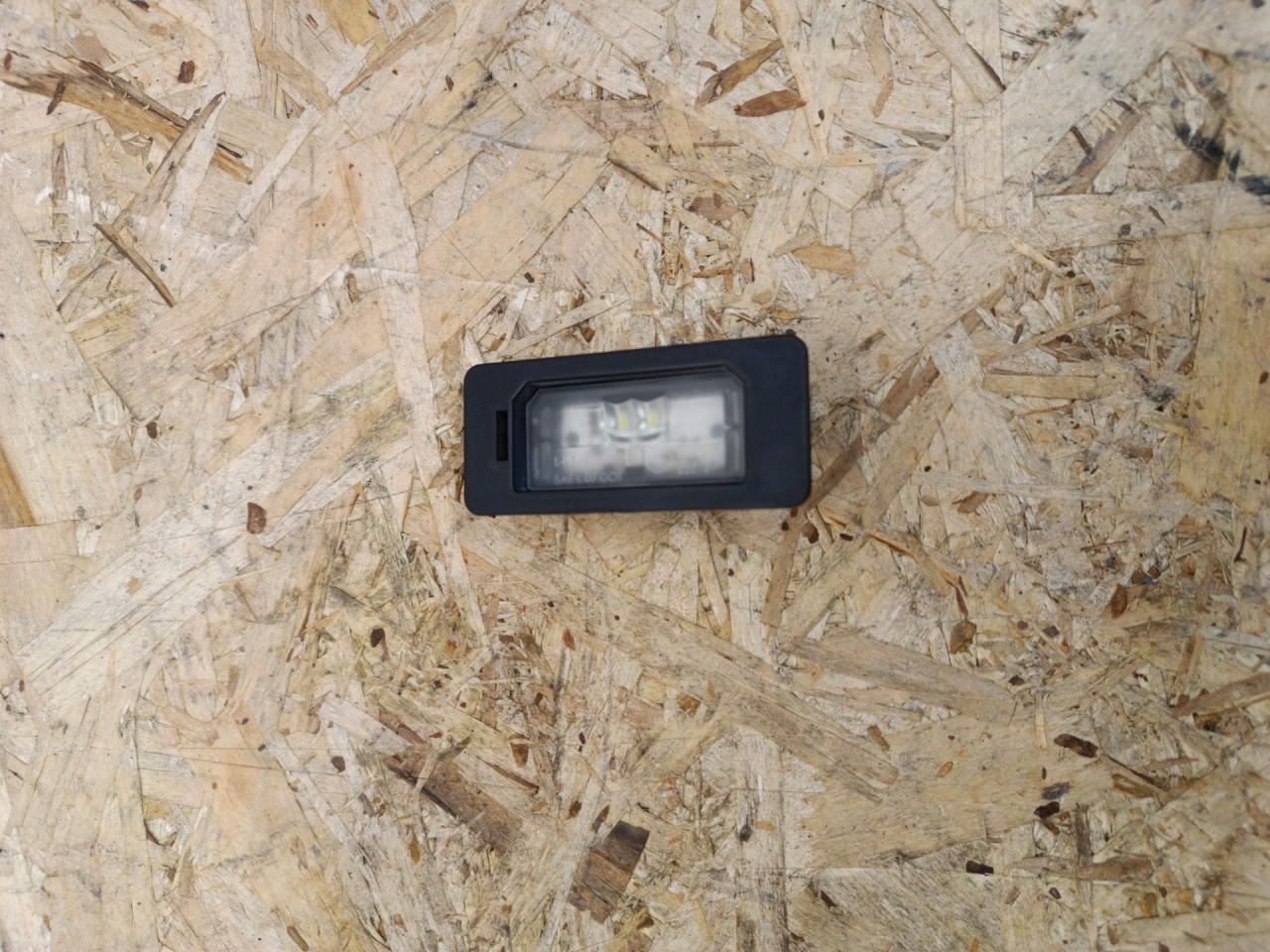 подсветка номера BMW 5 серия G30/G31 2019, 4.4 л., N63 B44 C, бензин, АКПП, rhodonite silver metallic, седан, полный привод, 63267410302, 7410302 - фото №1