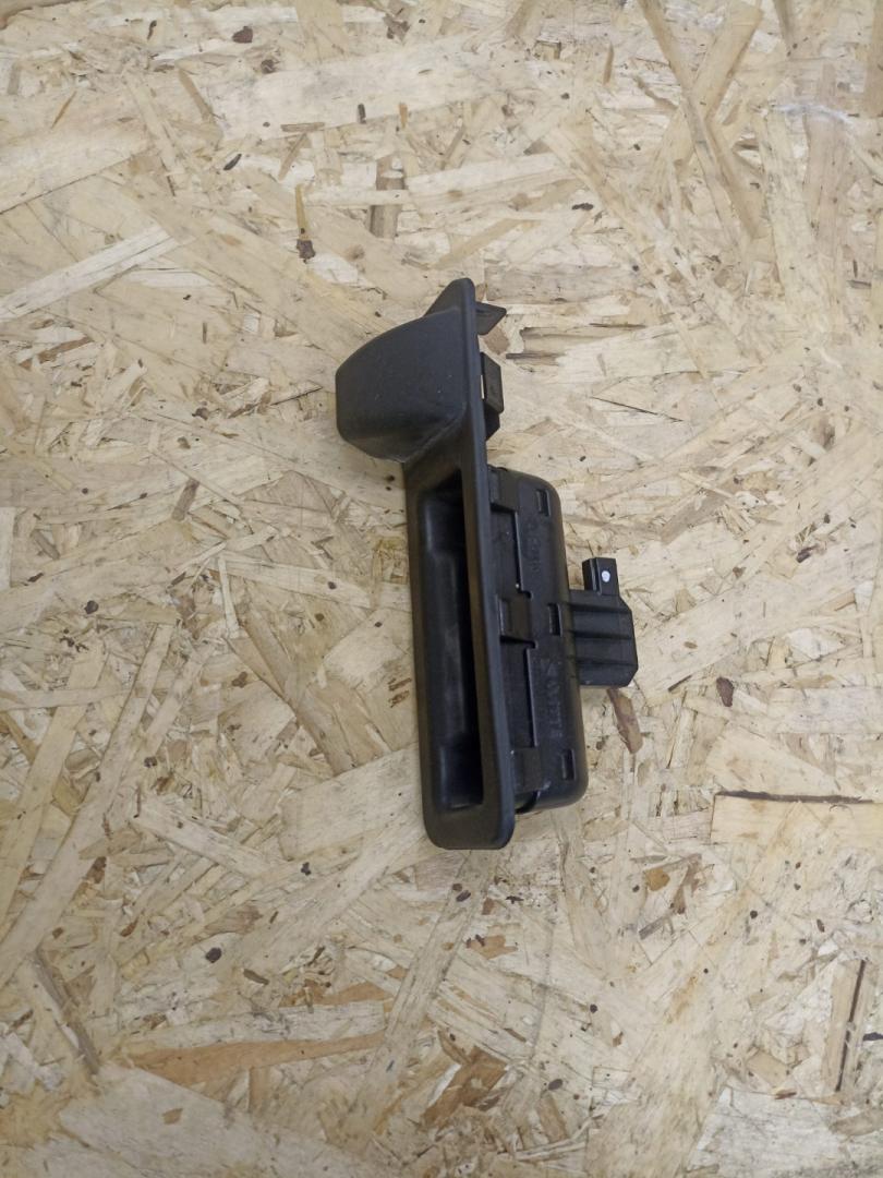 кнопка открытия багажника BMW 5 серия G30/G31 2019, 4.4 л., N63 B44 C, бензин, АКПП, rhodonite silver metallic, седан, полный привод, 7381868, 51247381868 - фото №1