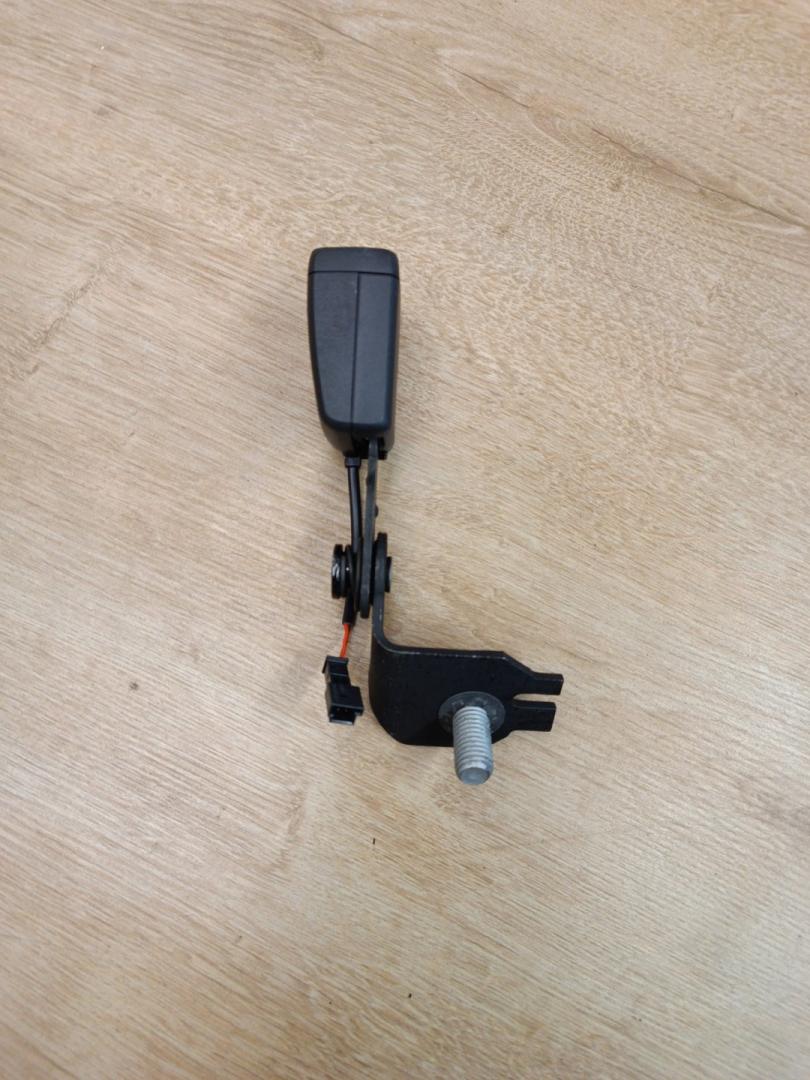 замок ремня безопасности BMW 2 серия F44 2023, 2.0 л., B48 A20 A, бензин, АКПП, 475, седан, передний привод, правый руль, 7456285, 72117456285 - фото №1