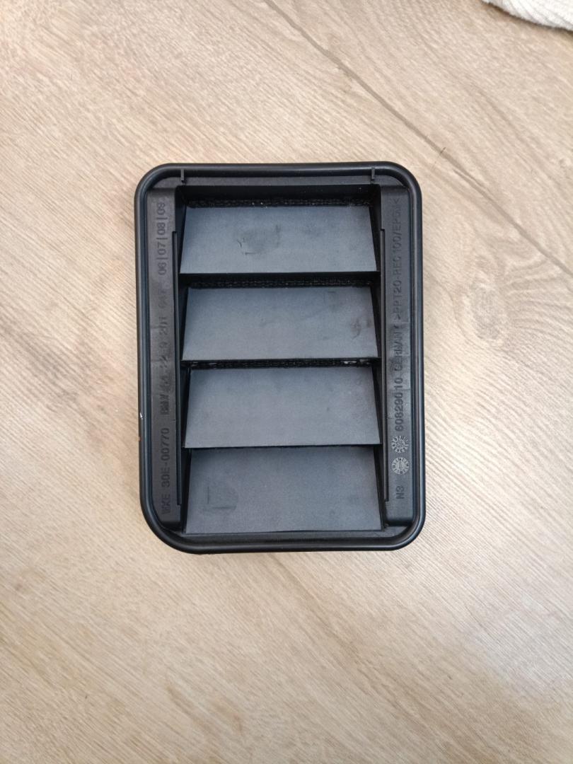 Наружная вентиляционная решетка BMW 2 серия F44 2023, 2.0 л., B48 A20 A, бензин, АКПП, 475, седан, передний привод, правый руль, 9201647, 64229201647 - фото №1