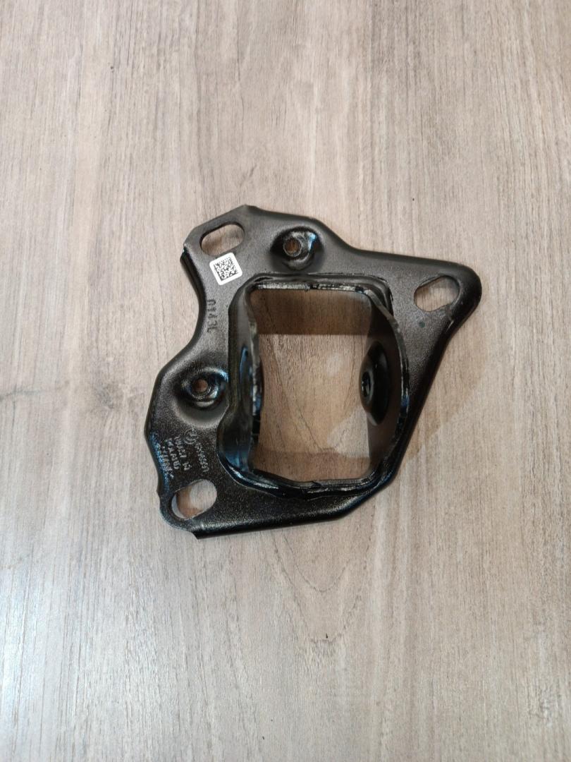 крепление амортизатора заднее правого BMW 2 серия F44 2023, 2.0 л., B48 A20 A, бензин, АКПП, 475, седан, передний привод, правый руль, 6896991, 33326896991 - фото №1