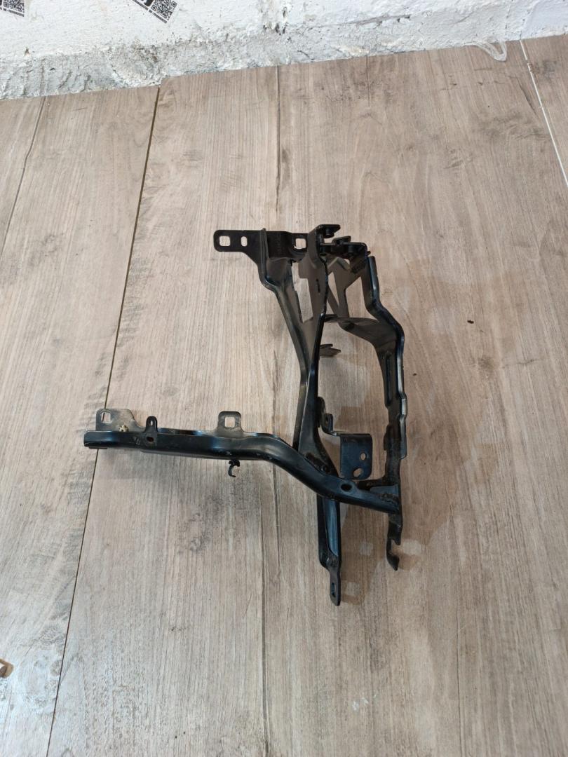 крепление фары правой BMW X7 G07 2019, 4.4 л., N63B44D, бензин, АКПП, 416, внедорожник 5 дв., полный привод, 7421710, 51647421710 - фото №1