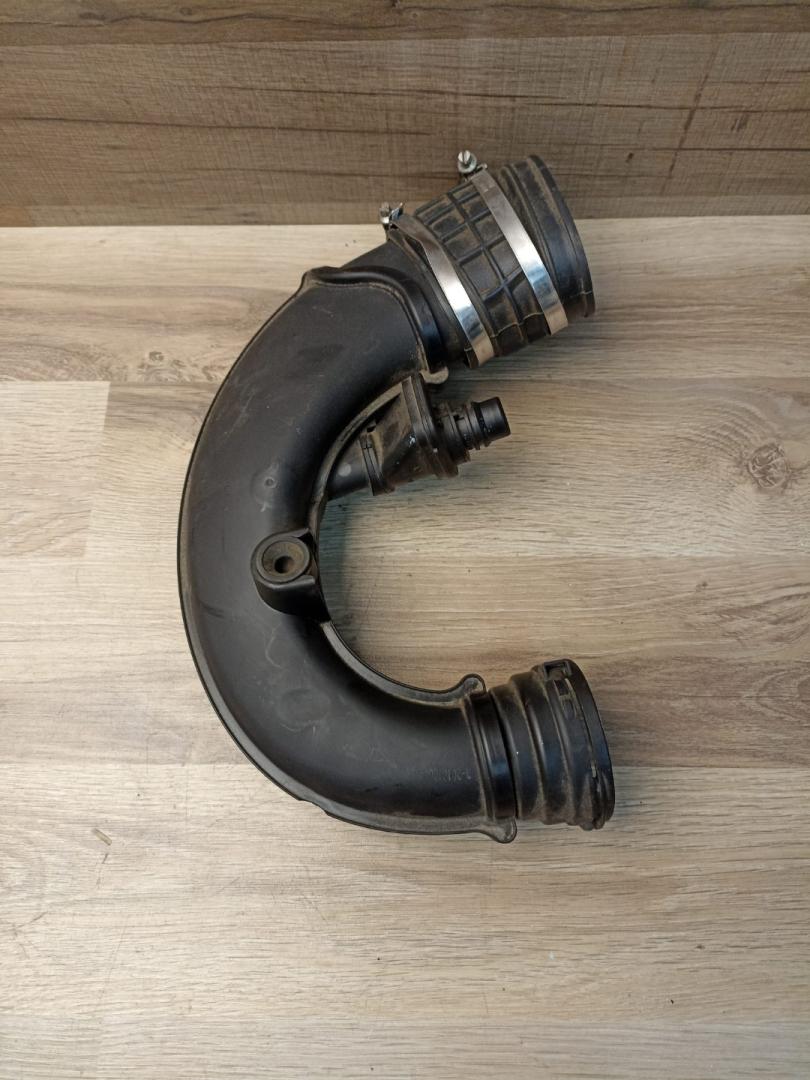 патрубок интеркулера BMW X7 G07 2019, 4.4 л., N63B44D, бензин, АКПП, 416, внедорожник 5 дв., полный привод, 13718672516, 8672516 - фото №1