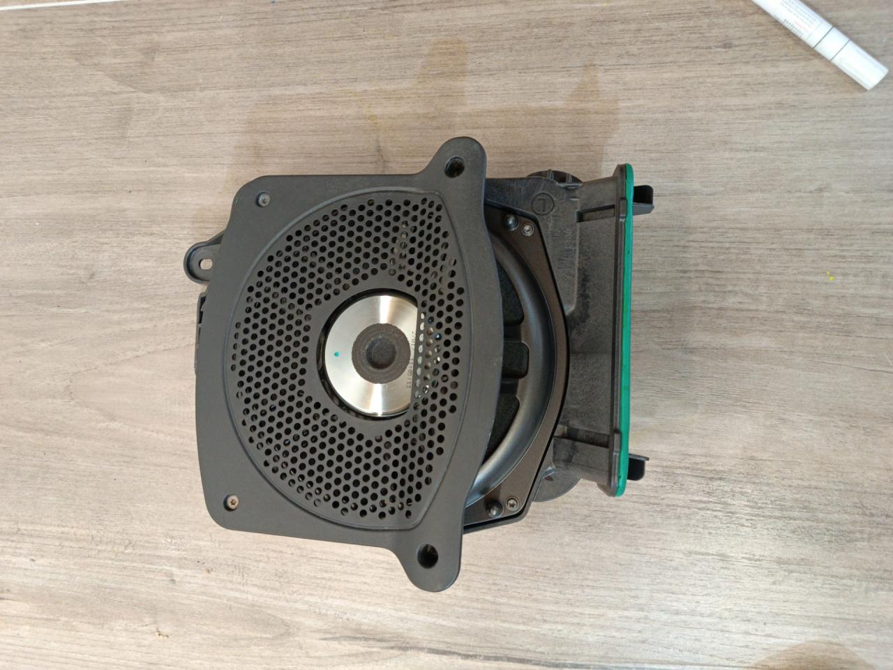 сабвуфер BMW 5 серия G30/G31 2019, 4.4 л., N63 B44 C, бензин, АКПП, rhodonite silver metallic, седан, полный привод, 6801099, 65136801099 - фото №1