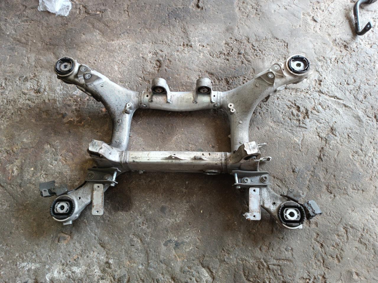 балка подвески задняя BMW X5 G05 2022, 3.0 л., B58B30C, бензин, АКПП, c27(arktis-grau brillanteffekt), внедорожник 5 дв., полный привод, правый руль, 33316896369, 6896369 - фото №1