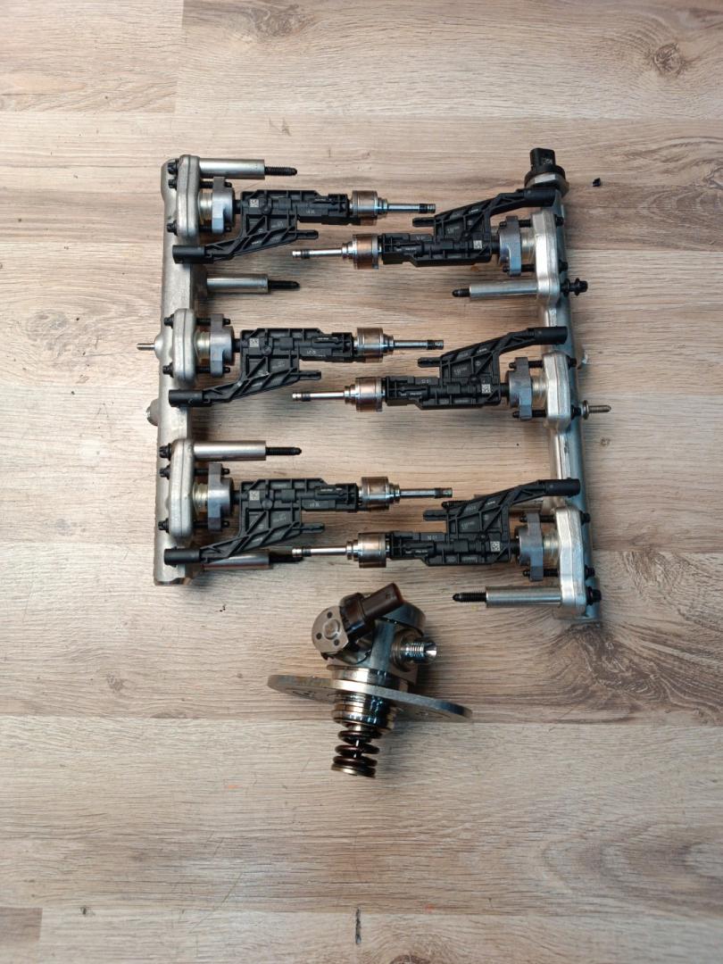 топливная рампа BMW X5 G05 2022, 3.0 л., B58B30C, бензин, АКПП, c27(arktis-grau brillanteffekt), внедорожник 5 дв., полный привод, правый руль, 13518631642, 8631642, 13538631820, 8631820, 8656548, 13538656548, 13538698787, 8698787, 13538665635, 8665635 - фото №1