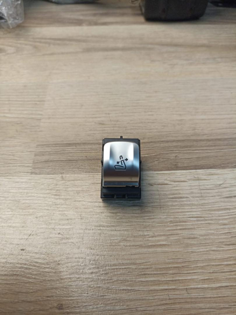 кнопка (выключатель) BMW X7 G07 2021, 3.0 л., B58B30C, бензин, АКПП, 475(black-sapphire metallic), внедорожник 5 дв., полный привод, 61319864948, 9864948 - фото №1