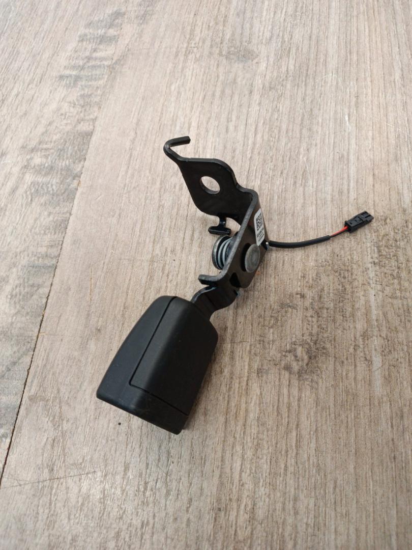 замок ремня безопасности BMW X5 G05 2022, 3.0 л., B58B30C, бензин, АКПП, c27, внедорожник 5 дв., полный привод, 7435671, 72117435671 - фото №1