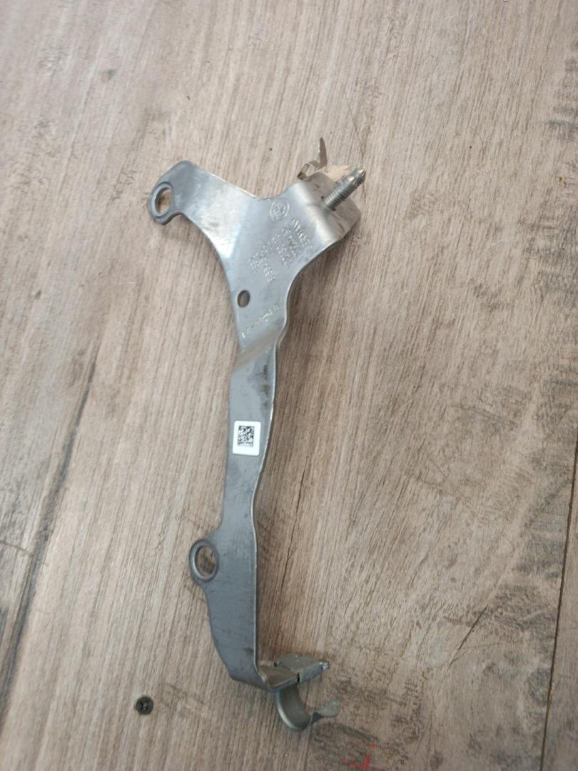 Кронштейн (крепление) выпускного коллектора BMW X5 G05 2022, 3.0 л., B58B30C, бензин, АКПП, c27, внедорожник 5 дв., полный привод, 18328664540, 8664540 - фото №1